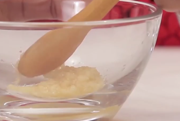 鸡蛋清和蜂蜜做面膜晚上不洗可以吗