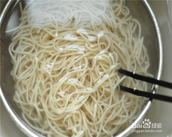 怎么做鸡蛋腊肠炒面