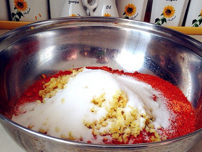 豆腐乳制作时发黄变粘稠正常吗