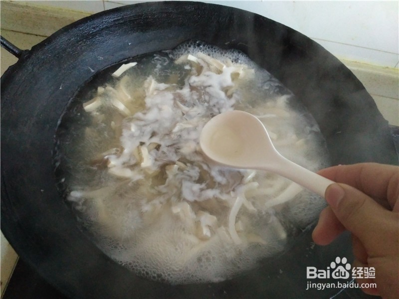 蘑菇豆腐鸡蛋汤