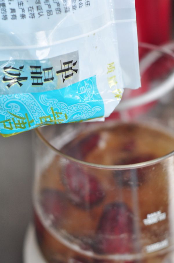 红枣银耳桃胶羹