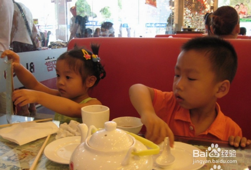 带孩子外出用餐注意事项
