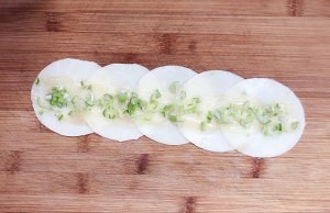 饺子皮做葱花小饼