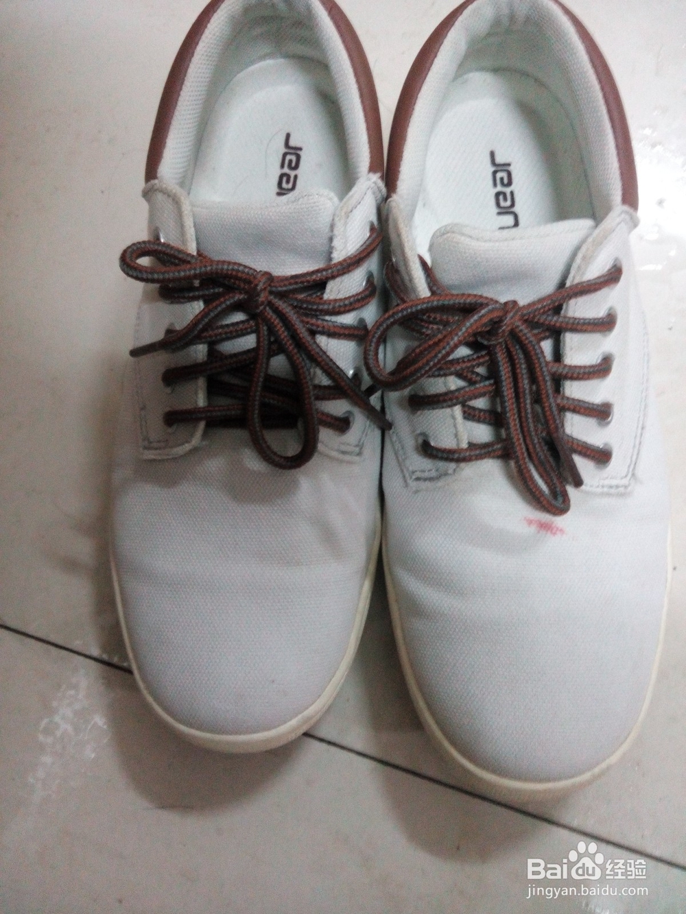 如何让你的鞋子去水渍，焕然一新。