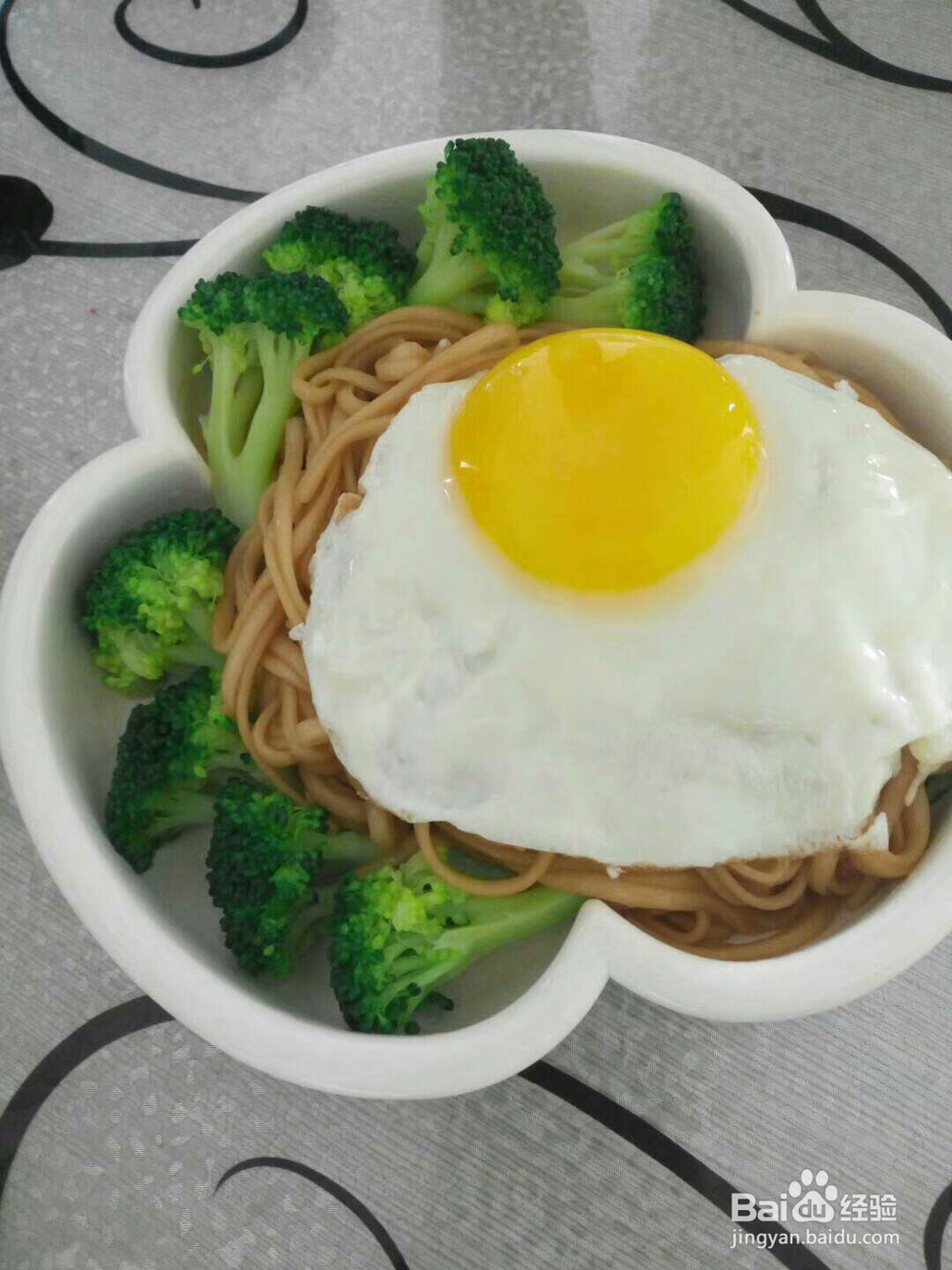 一个人做酱油炒面