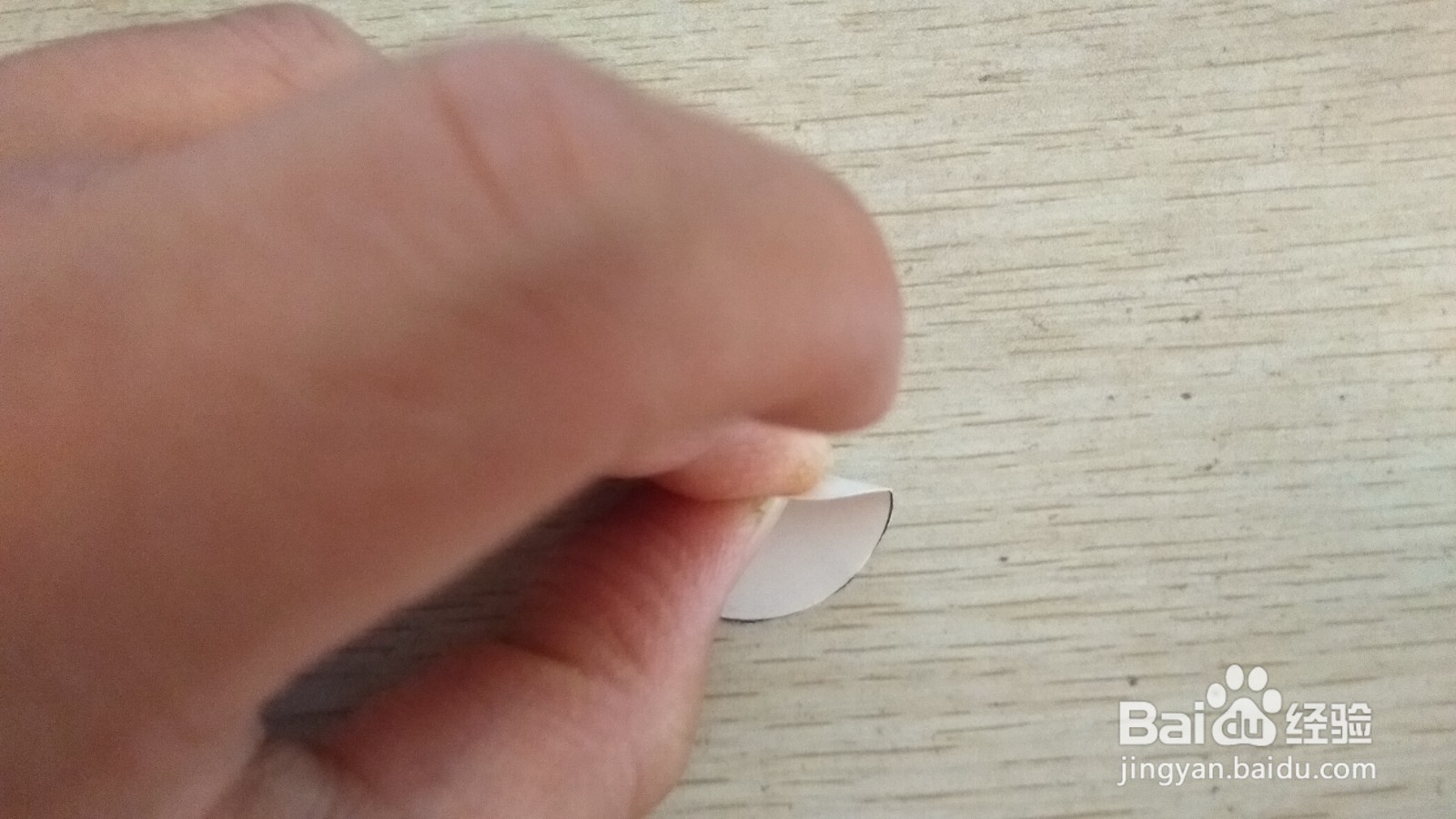 如何用半圆形硬卡纸做简易的手机的支架