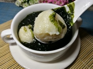 教你怎么做墨鱼丸豆苗汤