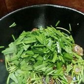 藜蒿炒腊肠的做法