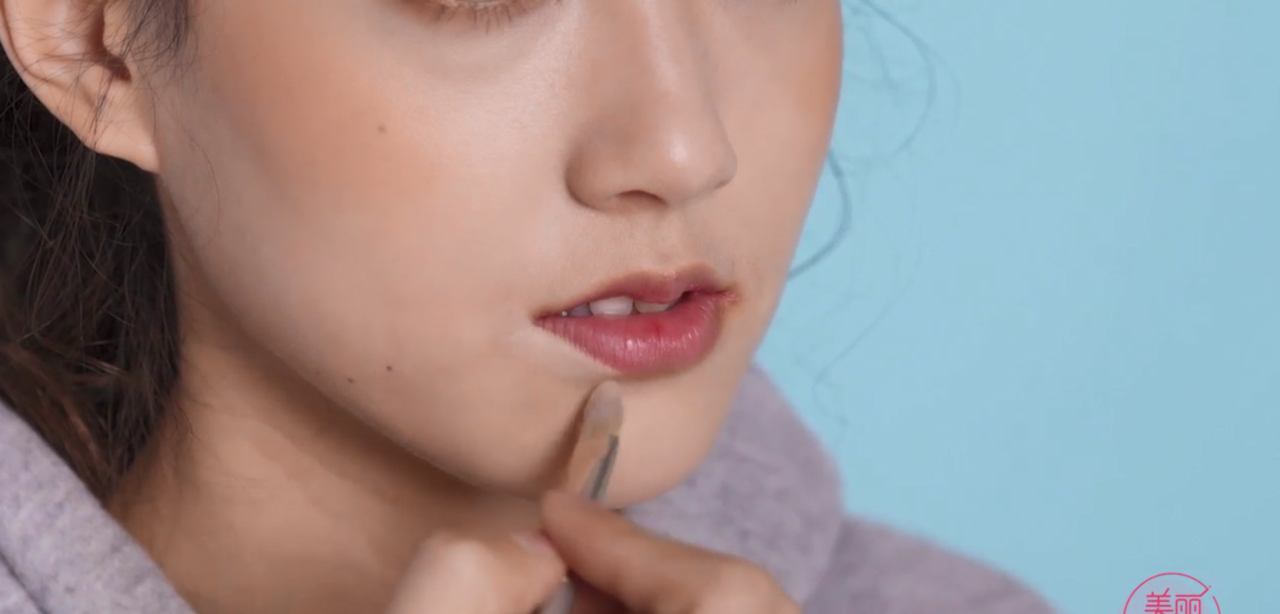 如何用修容打造嘴角上扬脸