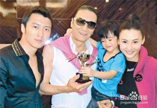 张柏芝教孩子打排球,据说谢母证实已与儿复合!