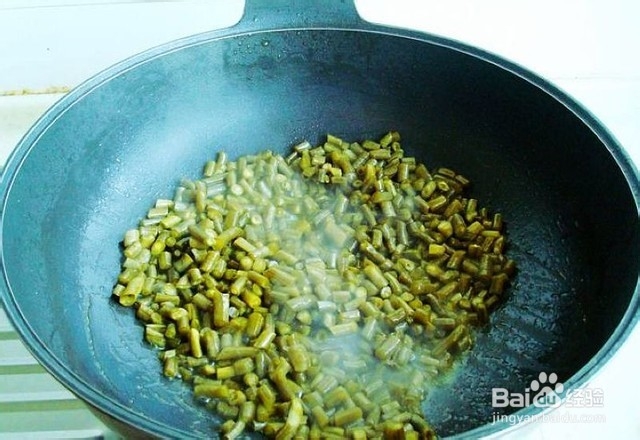 酸豆角炒鸡油渣的做法