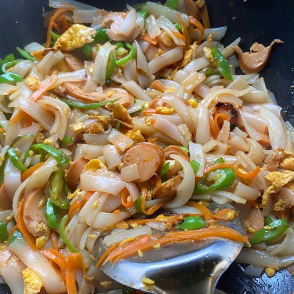 咖喱酱鸡蛋玉米热狗肠炒河粉