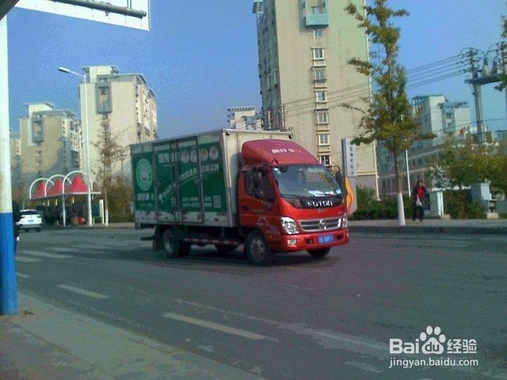 车辆行驶中人是不能横穿马路