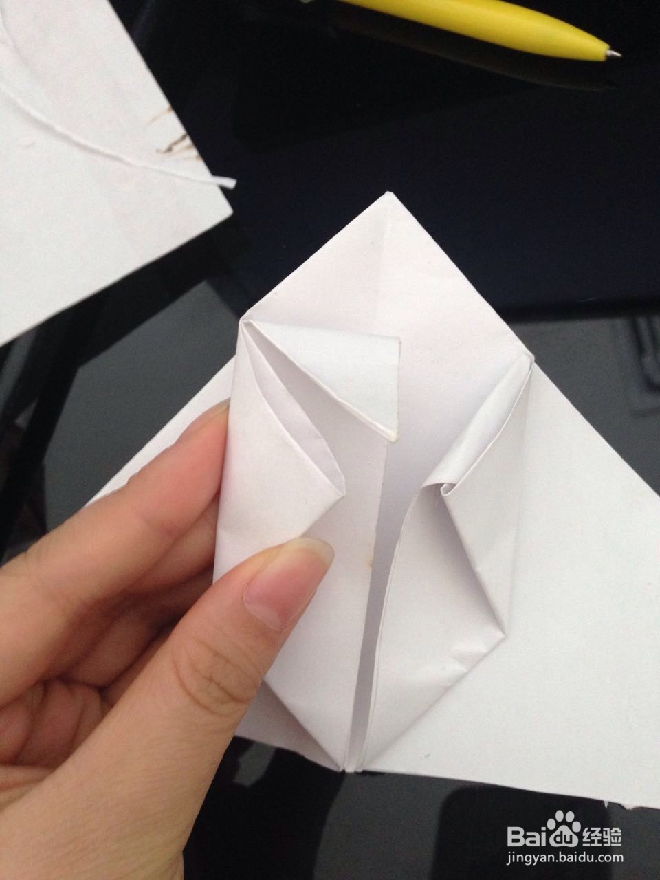 用纸折出可爱的小兔子