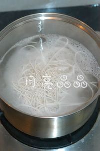 一人餐桌－－鲜蔬鸡丝面