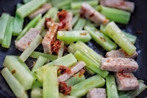 XO酱青笋炒猪肉的做法