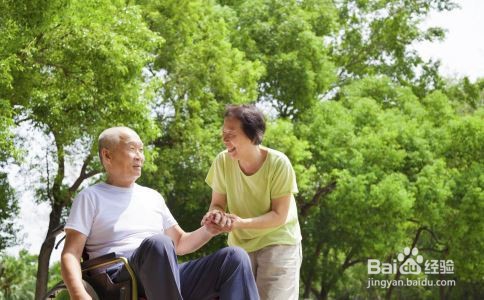 老人正确使用按摩器的方法