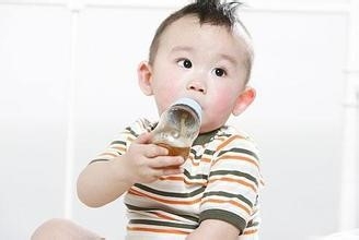 夏天到了,宝宝长痱子,用什么给宝宝洗澡……