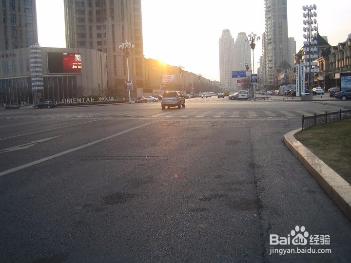 老年人怎样拍雾霾驱散下夕阳下行驶车辆的画面