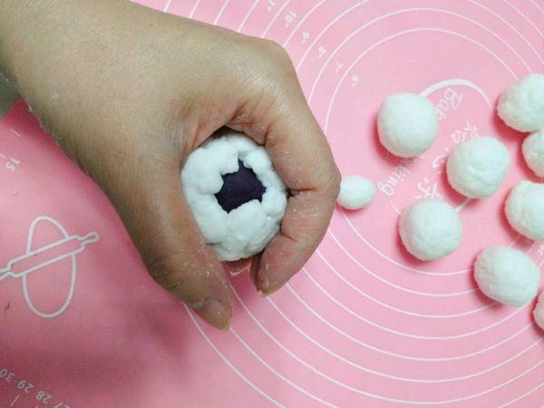 清甜奶香水晶月饼