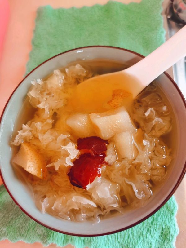 银耳百合雪梨糖水