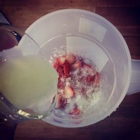 自制草莓柠檬鸡尾酒