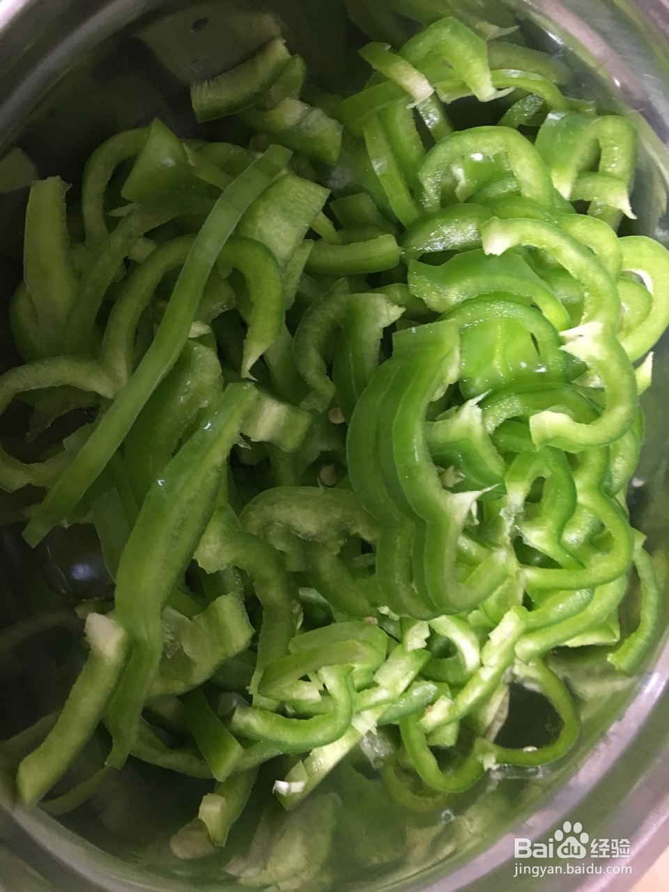 大厨这样做肉丝青椒盖饭