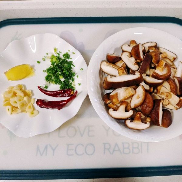 红烧鸡肉炖香菇