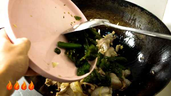 家常青椒回锅肉