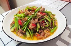香芹炒肉家常下饭菜！