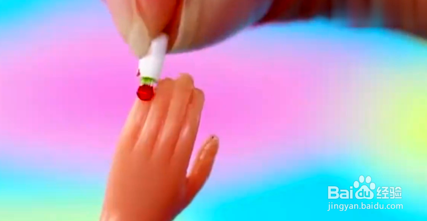 如何给芭比更好地涂指甲油