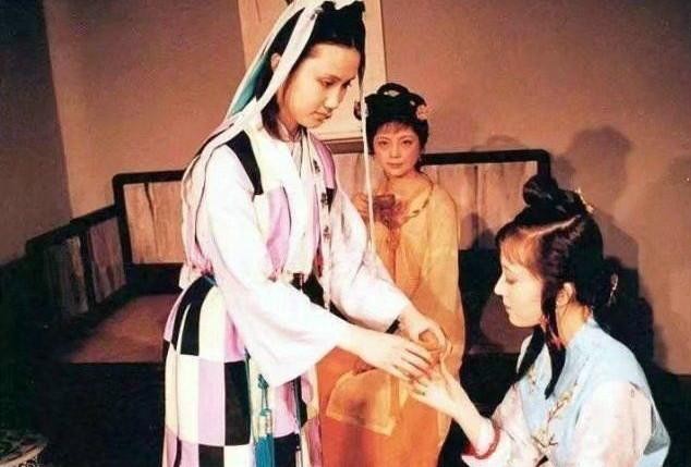 红楼梦中妙玉给林黛玉和薛宝钗喝茶的两个杯子各叫什么