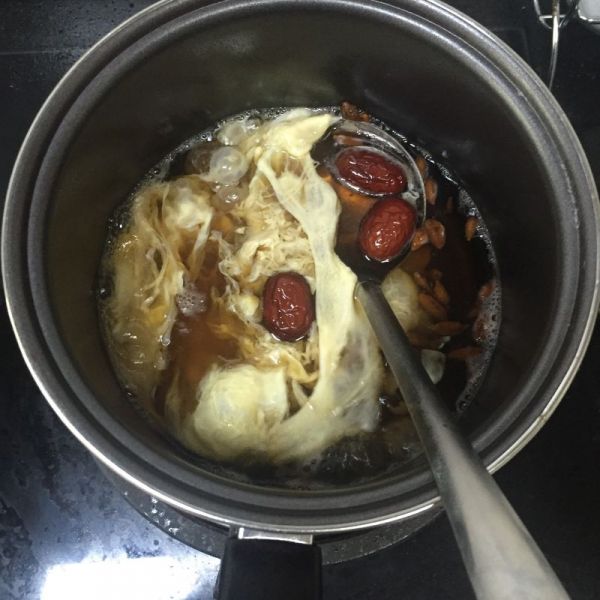 红枣桂圆鸡蛋甜汤