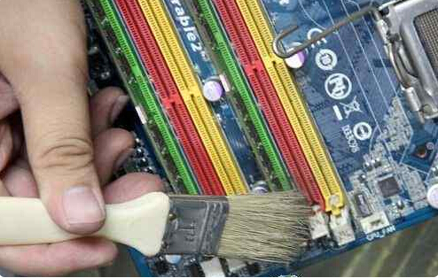 如何清理内存条插槽