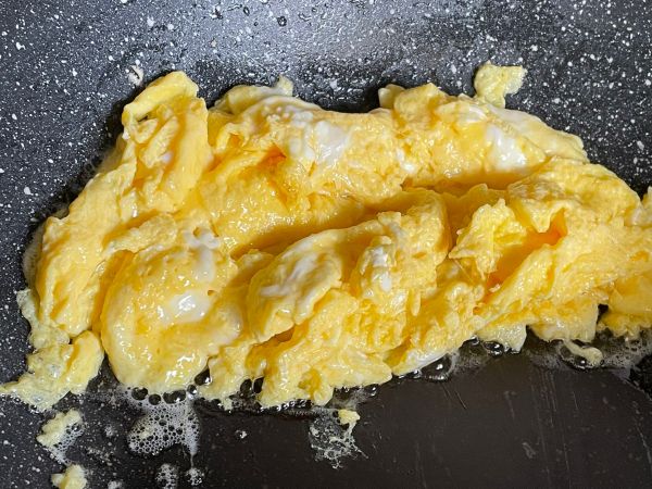 牛油果滑蛋三明治