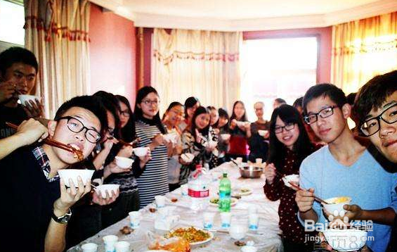 教你如何在春节等公共场合做到吸引女生的行为