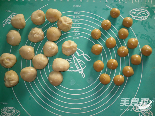 广式咸蛋黄莲蓉月饼