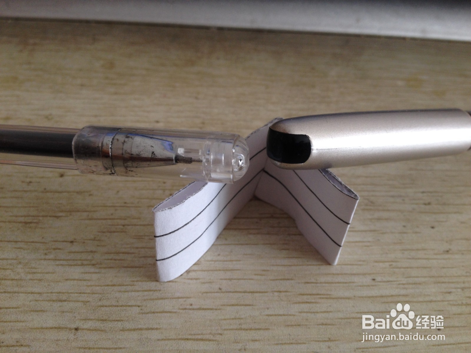 如何用一张纸条做可以支撑两支中性笔的简易支架