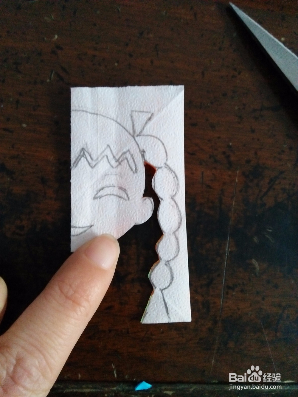 如何用纸剪简单的小萝莉头像