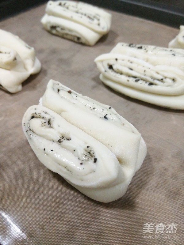 烤芝麻花卷的做法