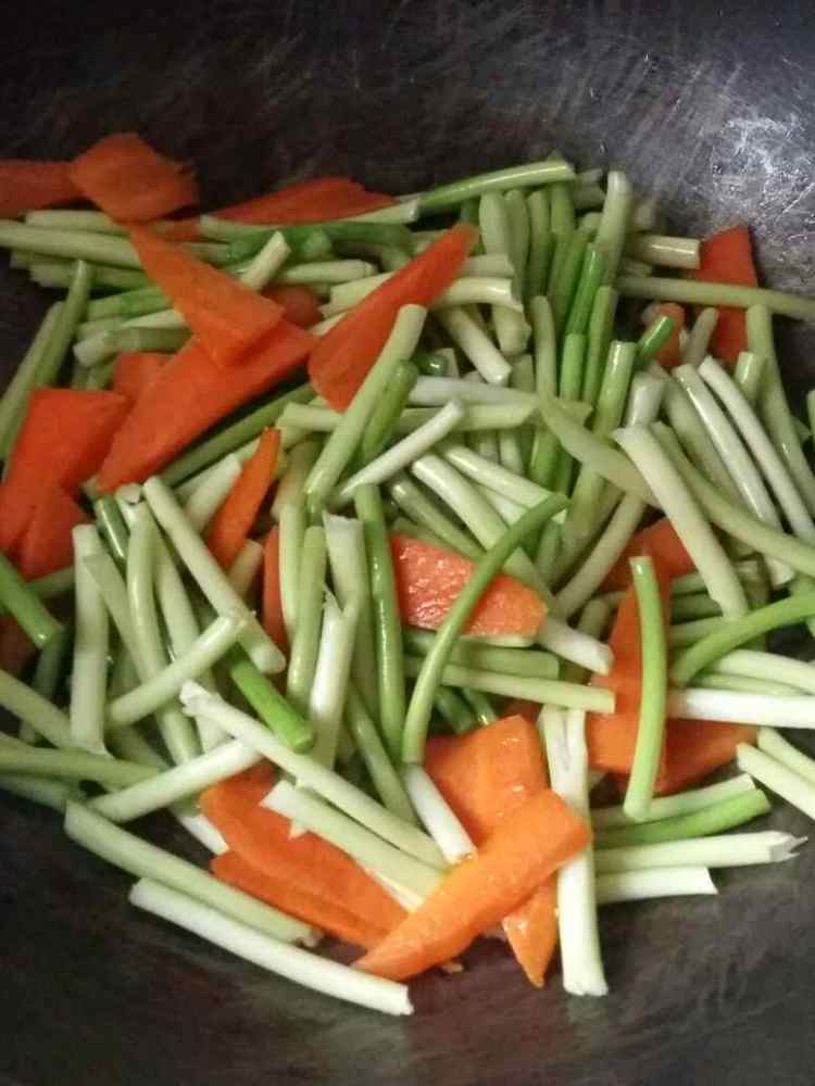 胡萝卜蒜苔炒肉丝怎么做我教你呀