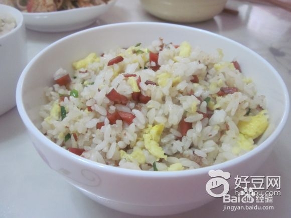 火腿肠蛋炒饭的做法 怎么做火腿肠蛋炒...