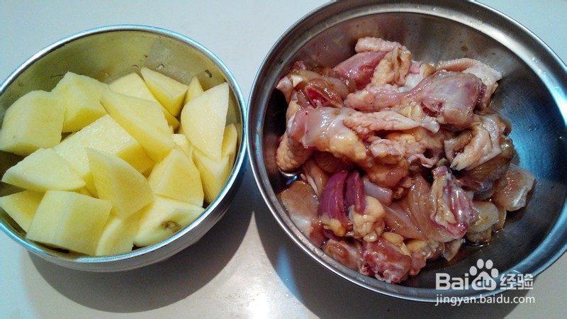 红烧土豆鸡块的做法。