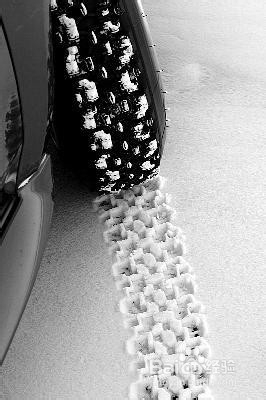 冬季驾车出行 检查轮胎很重要