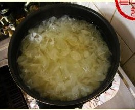 甜甜蜜蜜——桂花银耳番薯羹的做法