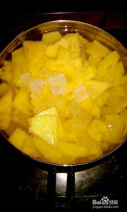 在家自制健康菠萝果汁给孩子喝