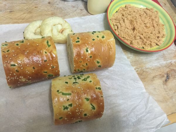 葱香肉松面包卷