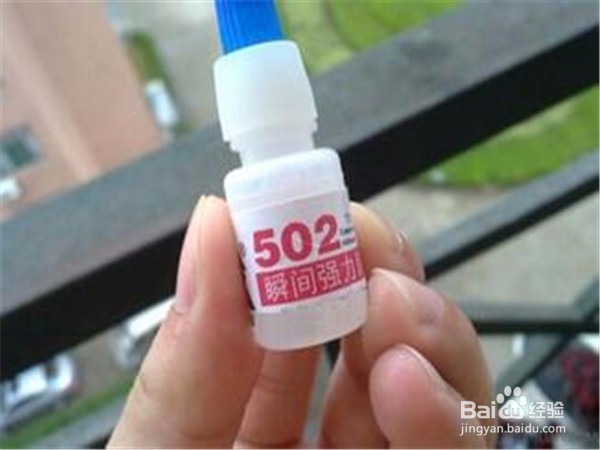 手上沾了502胶水怎么办