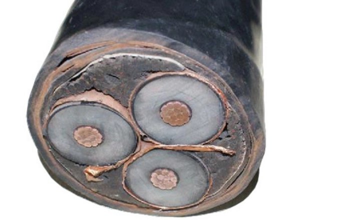 高压电缆两端的电缆头都会引出一根地线,这两根地线是都接地,还是仅一根地线接地