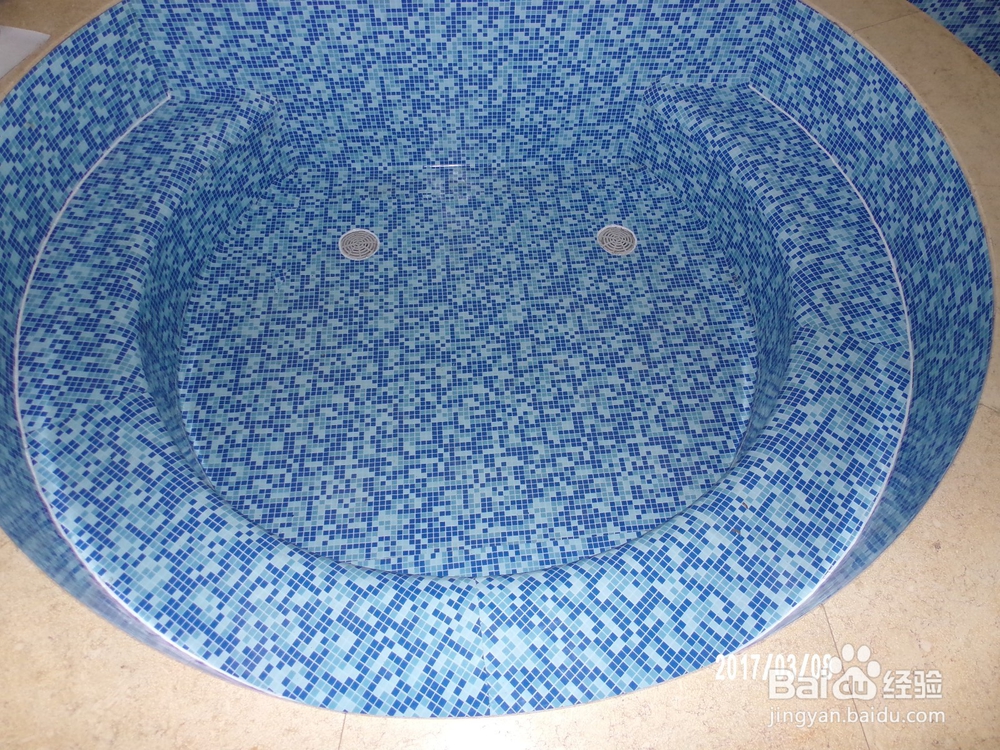 泳池马赛克脱落使用泳之漮泳池胶膜改造施工方法